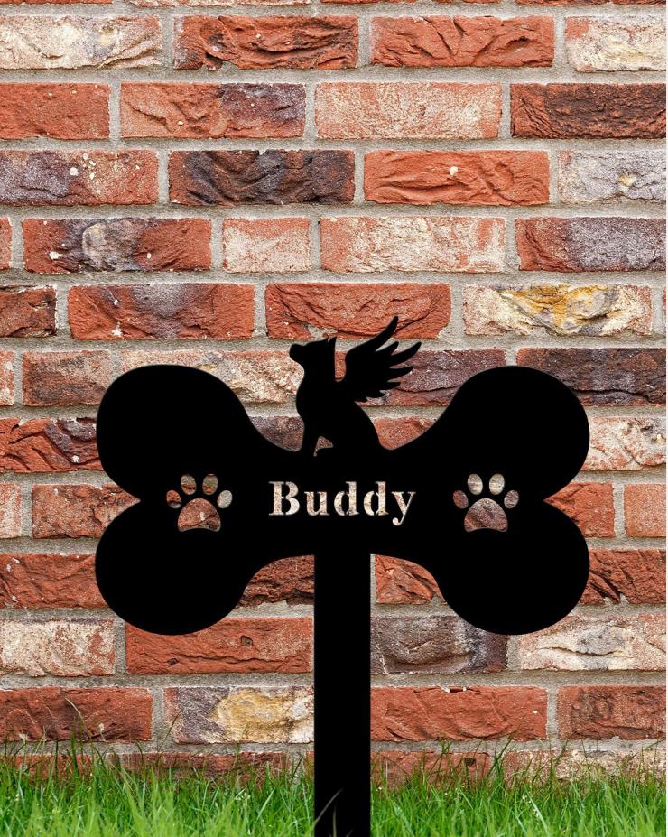 Dog commemorative plaque, dog bone shape, garden floor with metal flower pot decoration, nostalgic pet